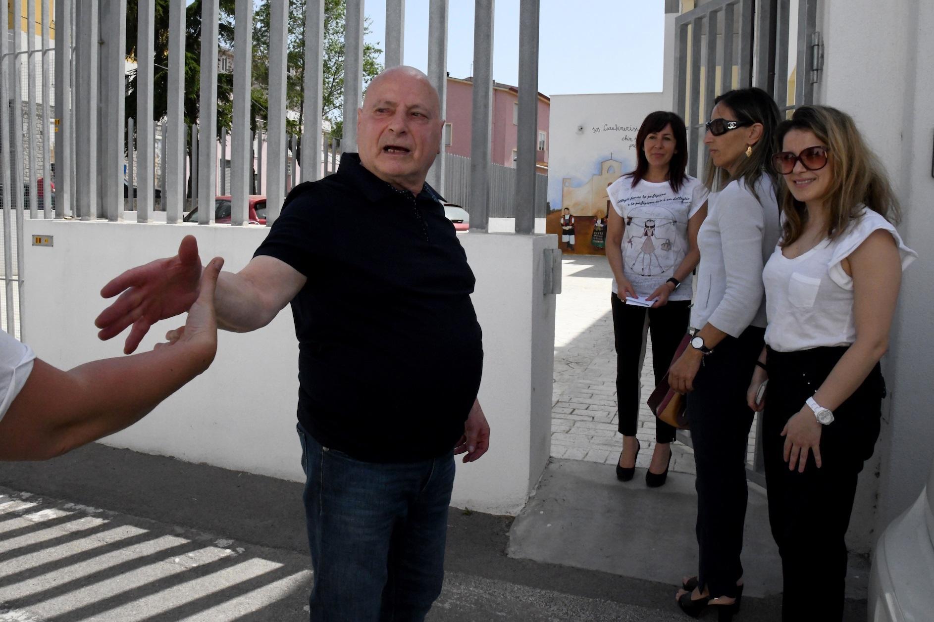 Graziano Mesina davanti alla caserma dei carabinieri a Orgosolo