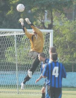 Il portiere piombinese Matteo Brunacci in uscita