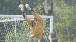 Il portiere piombinese Matteo Brunacci in uscita
