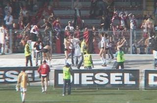 A sinistra i calciatori lanciano le magliette ai tifosi rossoneri sopra Bova di testa segna il gol dell’1-1 (immagini da canale 39)