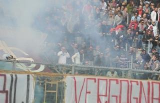 <strong>CONTESTAZIONE.</strong> Uno dei petardi tirati dalla curva contro il Bari