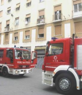 Rogo sul tetto, paura in strada