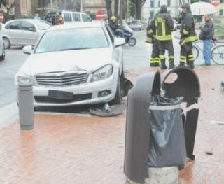 La Mercedes finita contro il marciapiede 