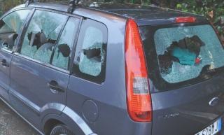<b>VETRI SPACCATI </b>sulle auto in sosta: una scena che a Grosseto si ripete da anni con frequenza impressionante 