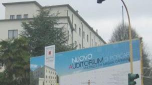 Uno dei cartelloni che annunciano la realizzazione del nuovo auditorium