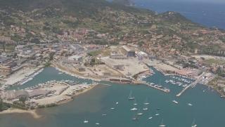 Una veduta dellarea portuale di Portoferraio 