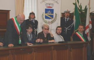 Carlo Cacciamano e, accanto, un momento della cerimonia in suo ricordo svoltasi ieri in Comune a Cascina 