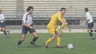 Un’azione di calcio nei campionati organizzati dalla Uisp