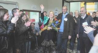 Il neo sindaco Pietro Cerutti festeggia con Paola Petriccioli vedova di Fabrizio Antiga 