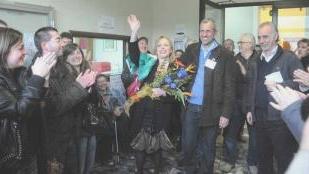 Il neo sindaco Pietro Cerutti festeggia con Paola Petriccioli vedova di Fabrizio Antiga