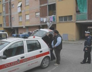 <b>SFRATTO. </b>I vigili urbani di fronte alla casa          