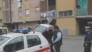 <b>SFRATTO. </b>I vigili urbani di fronte alla casa