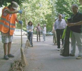In queste foto di repertorio disabili impegnati nella pulizia delle Piagge, unesperienza attivata a Pisa qualche tempo fa 