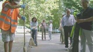 In queste foto di repertorio disabili impegnati nella pulizia delle Piagge, un’esperienza attivata a Pisa qualche tempo fa