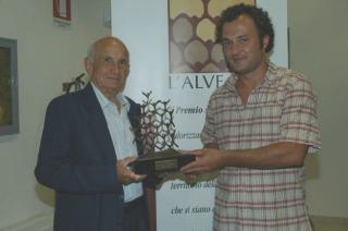 <b>QUALIT&Agrave;. </b>Vincenzo Albiani premiato con LAlveare Era il 2003 