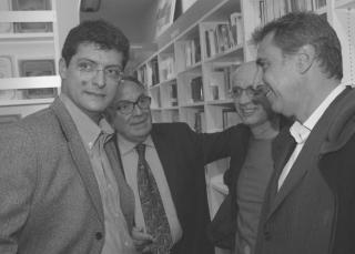 Andrea Romano insieme al sindaco Cosimi prima di un dibattito. Dietro di loro, Italo Piccini 
