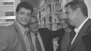 Andrea Romano insieme al sindaco Cosimi prima di un dibattito. Dietro di loro, Italo Piccini