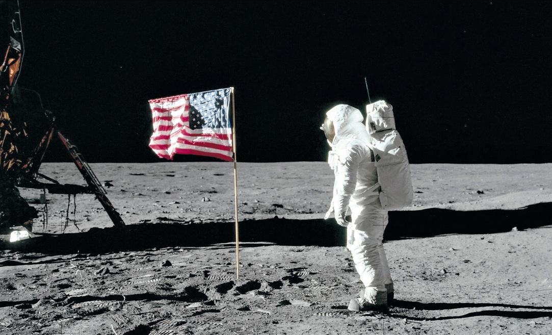 Neil Armstrong davanti alla bandiera americana piantata sulla superficie lunare