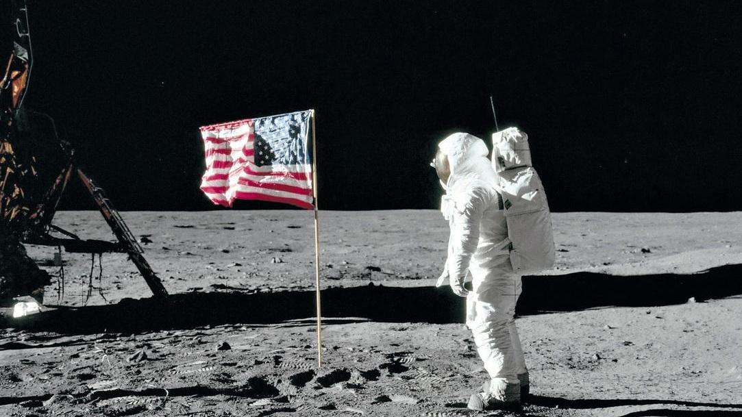 Neil Armstrong davanti alla bandiera americana piantata sulla superficie lunare