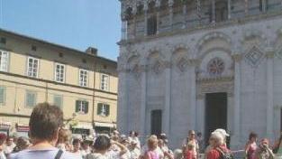 Turisti in piazza San MIchele (Vip)