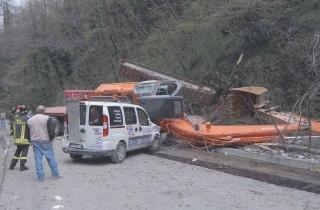 Lauto condotta da Lucetti e, sullo sfondo, i mezzi coinvolti 