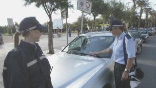 Vigili urbani multano auto in divieto di sosta sul viale Italia Nella foto sotto, auto e scooter nel parcheggio del controviale