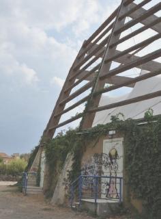 Il retro dell’arena della Terrazza dei Tirreni