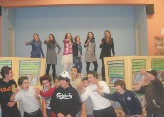 I ragazzi della Montanelli-Petrarca durante lesibizione 