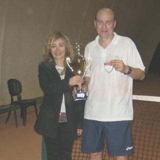 Giulio Cortesi premiato con la coppa per il titolo toscano Over 50 dal giudice Cinzia Corallini 