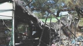Due immagini del campeggio Belmare danneggiato dall’incendio di martedì sera