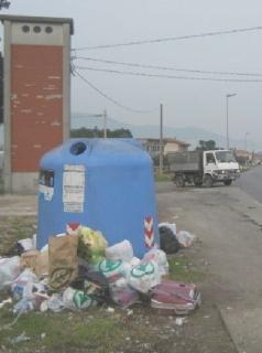 Rifiuti in via di Bientina 