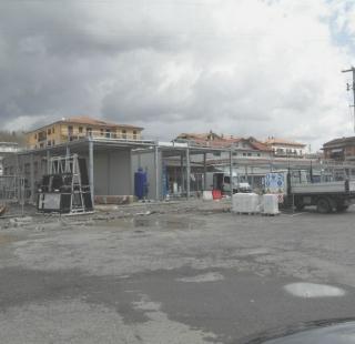 La struttura contestata dal Pdl. A destra Martelloni 