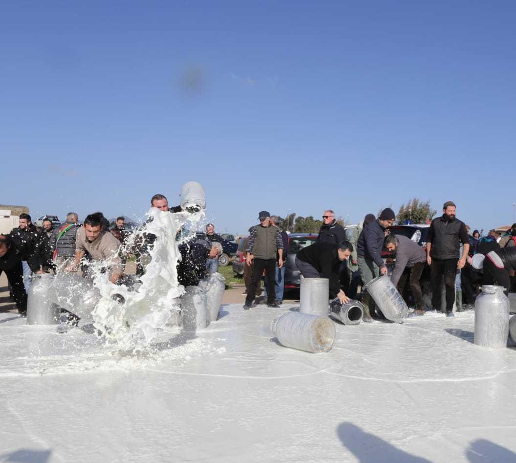 Vertenza latte, dalle denunce alle bombe: campagne nel caos 