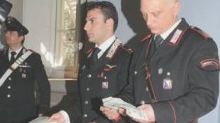 Il tenente Senes e il maresciallo Scino mostrano i dollari falsi sequestrati (Vip)
