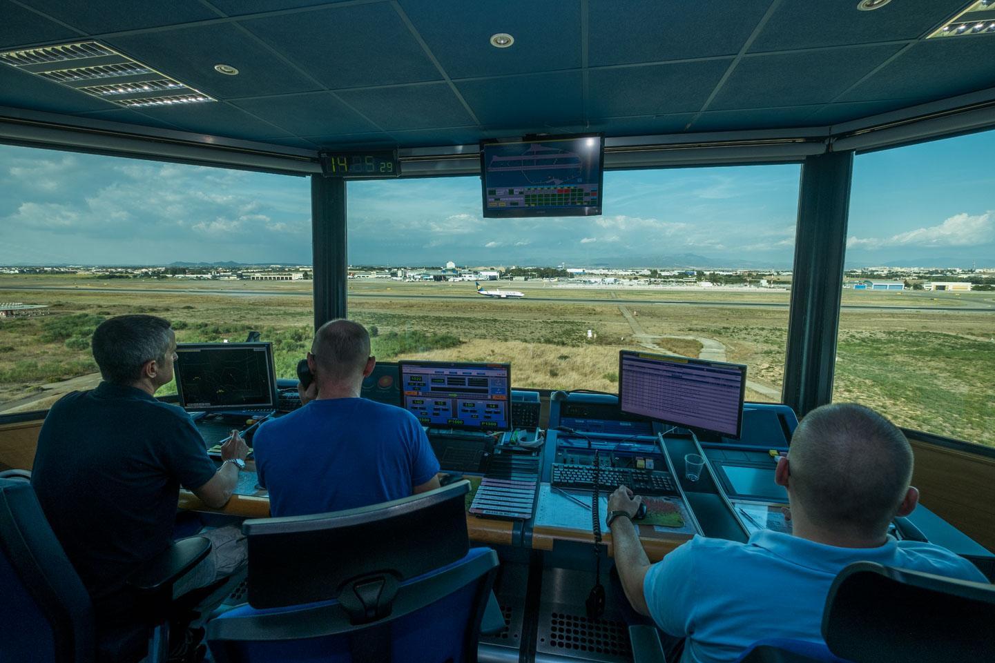 La torre di controllo dell'aeroporto di Cagliari (foto Mario Rosas)