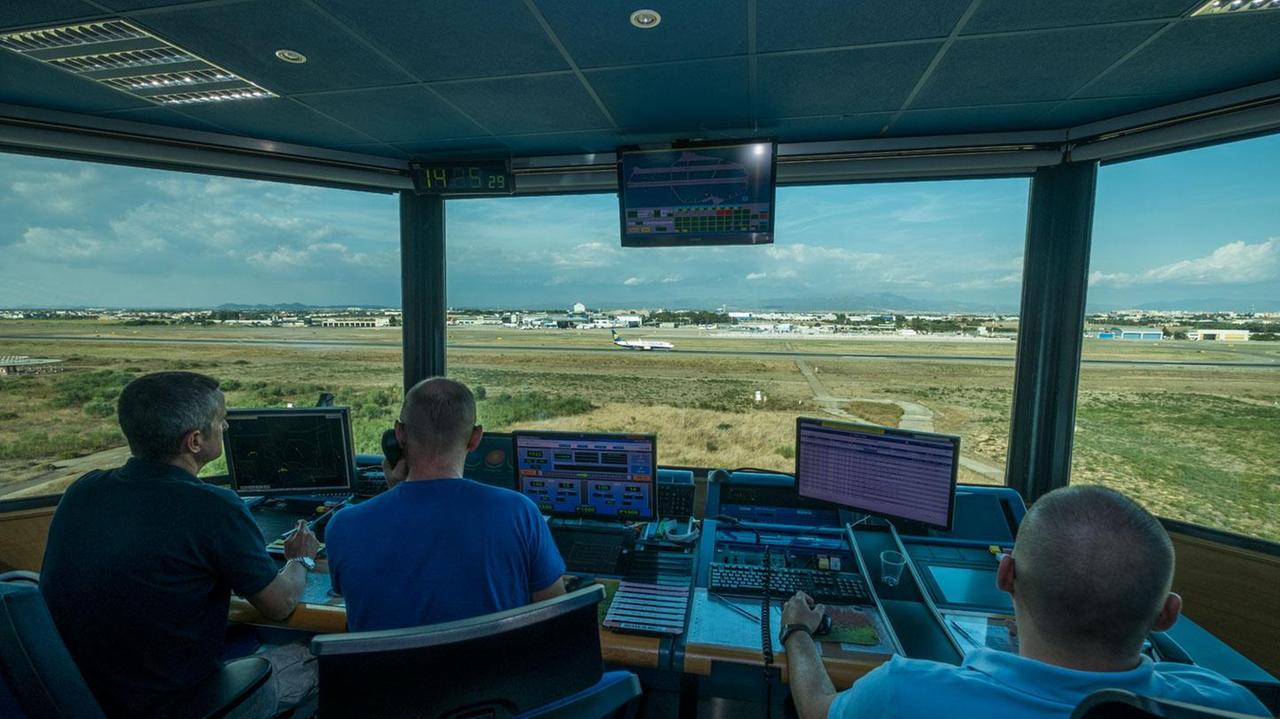 La torre di controllo dell'aeroporto di Cagliari (foto Mario Rosas)