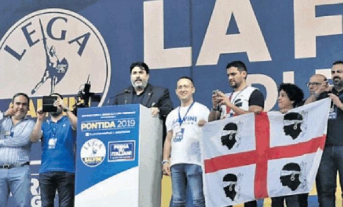 Solinas sul palco a Pontida, al suo fianco i leghisti di punta della Sardegna