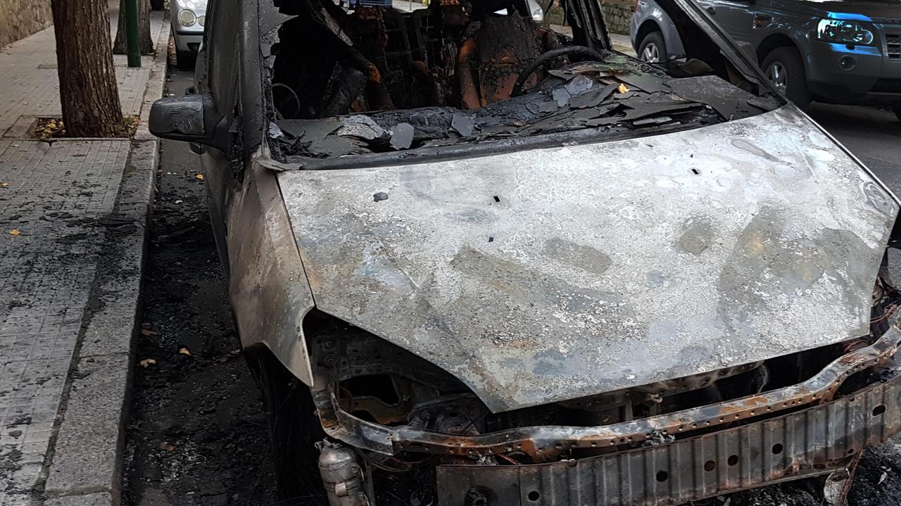 Un'auto distrutta dal fuoco, immagine di repertorio