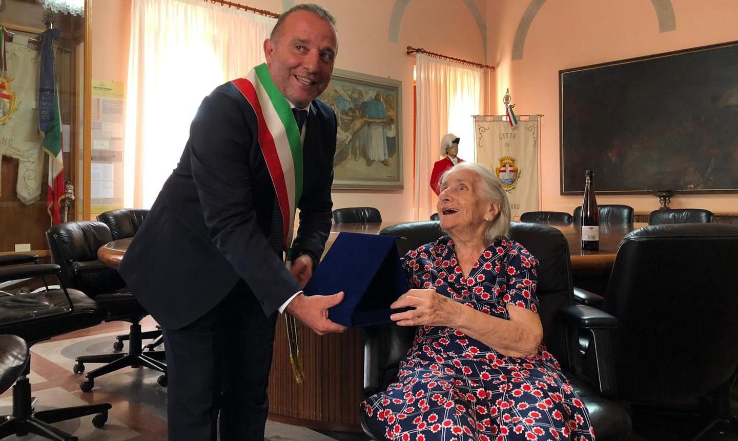 Il sindaco saluta la centenaria