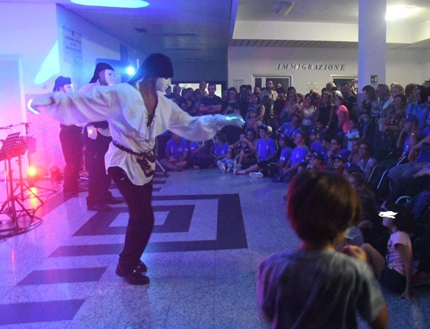 Polizia in festa anche con canti e balli 