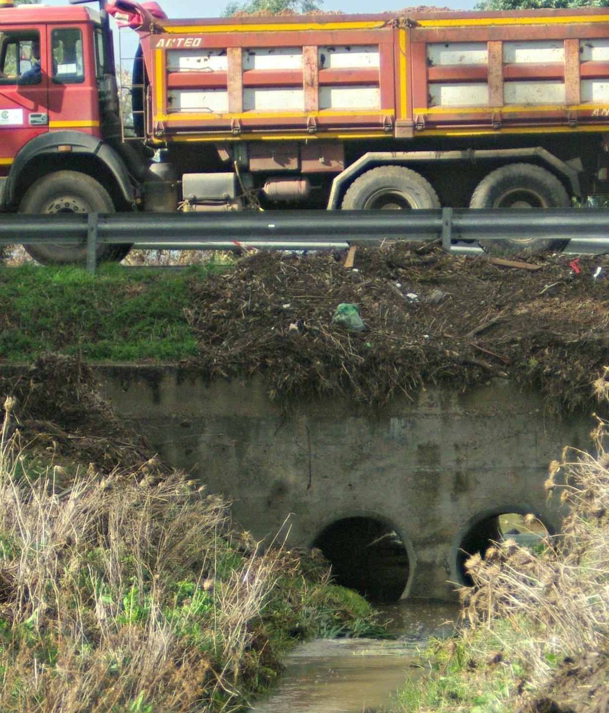 Alluvione, i consulenti: «Alveo stretto» 