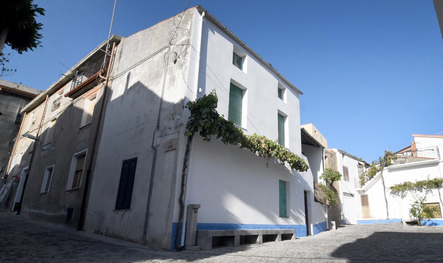 Orani, ecco il sogno di Nivola: il paese si tinge di bianco 