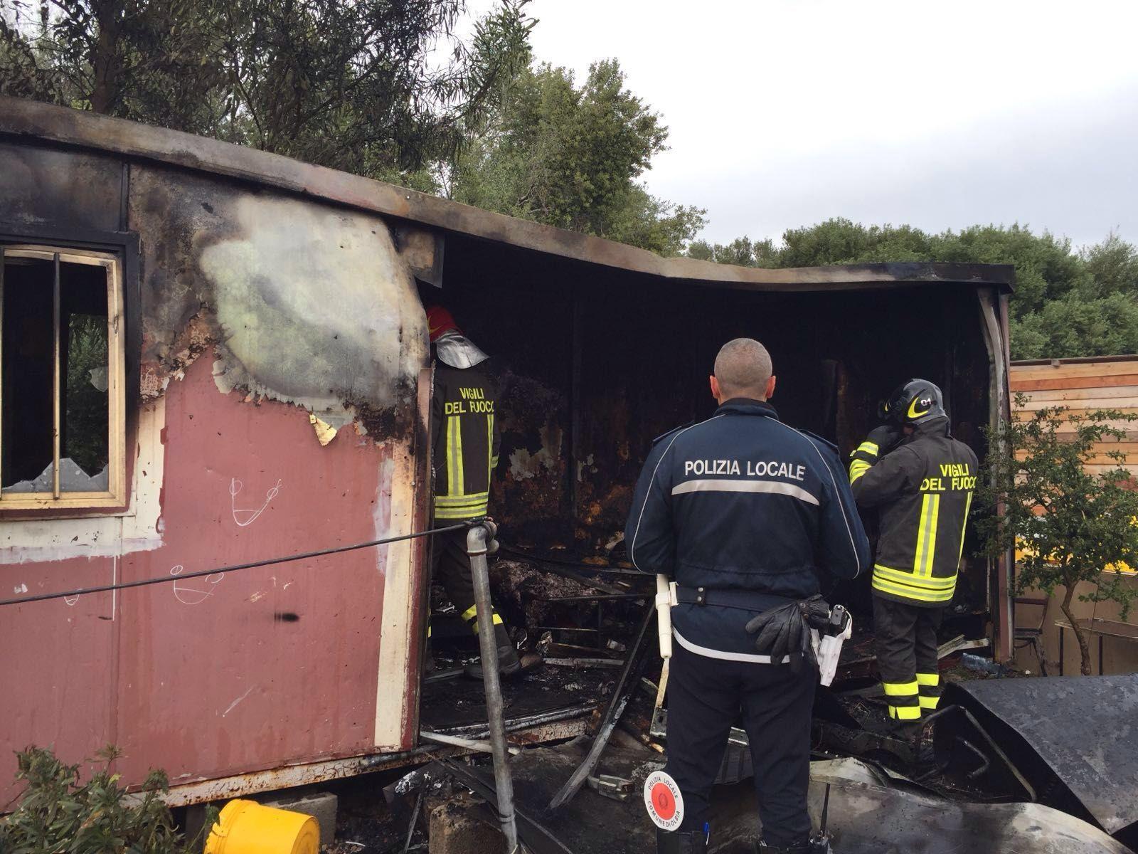 Un incendio nel campo nomadi, immagine di repertorio