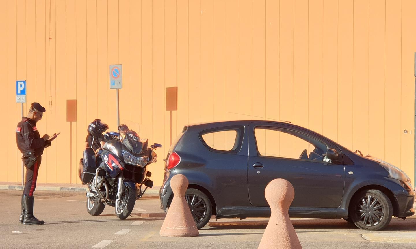 Occupano stalli per disabili, multati