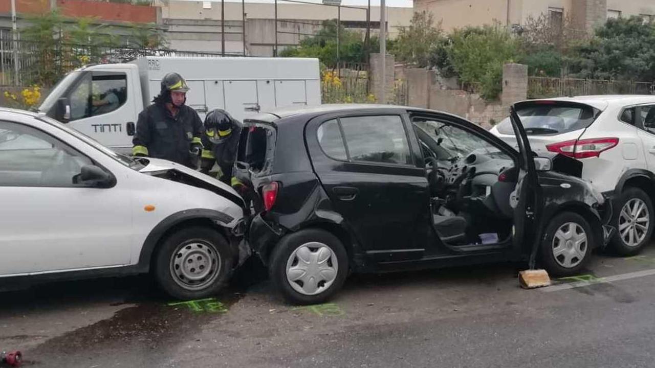 Tamponamento al semaforo: a Sassari 4 auto distrutte, ferito un 43enne 