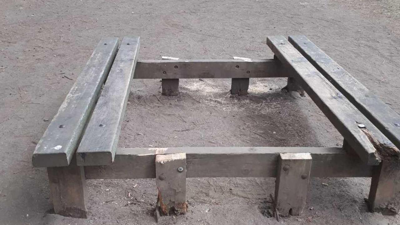 Rubano un tavolo in legno da picnic