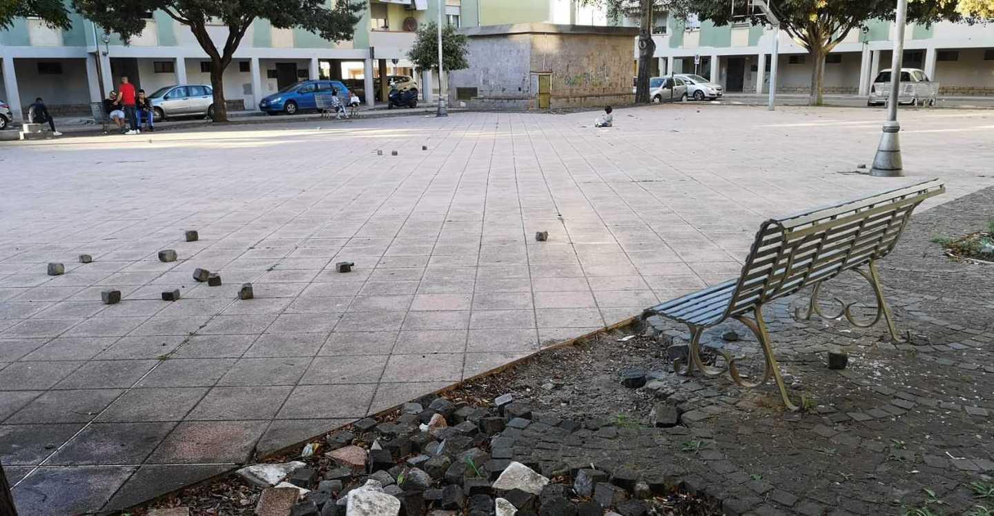 Vandali al villaggio Verde danneggiano piazza 1° Maggio