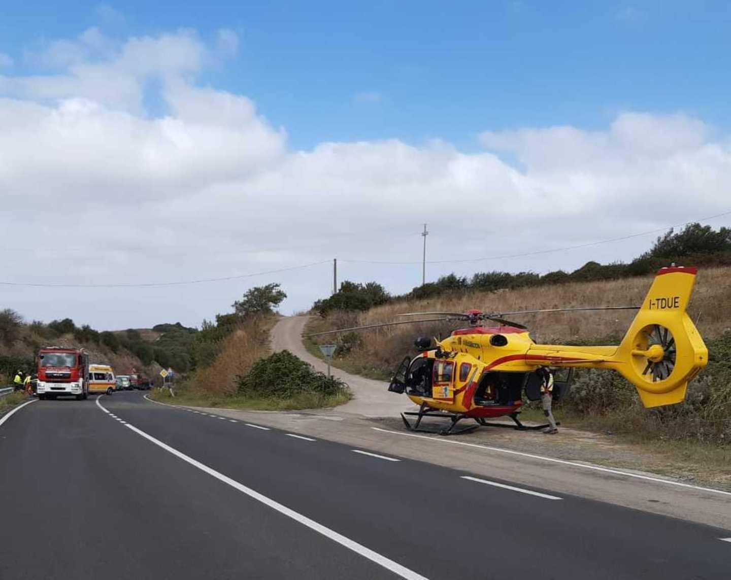 Auto cappotta dopo una curva sulla strada per Ittiri, il ferito trasportato con l'elisoccorso 