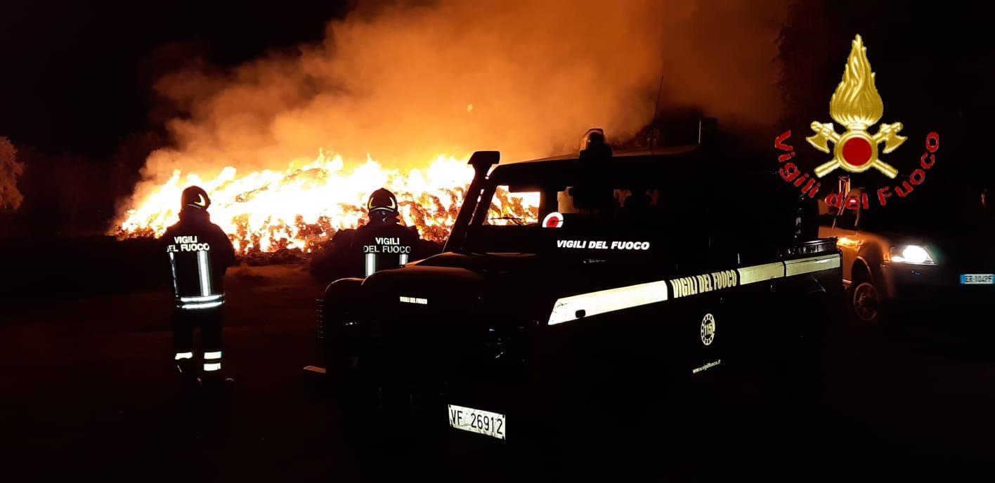 Violento incendio a Samugheo, distrutte 7000 balle di foraggio