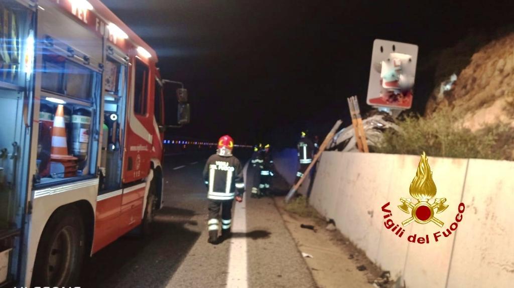 Olbia, con l'auto contro un muro sulla 131dcn: tre feriti